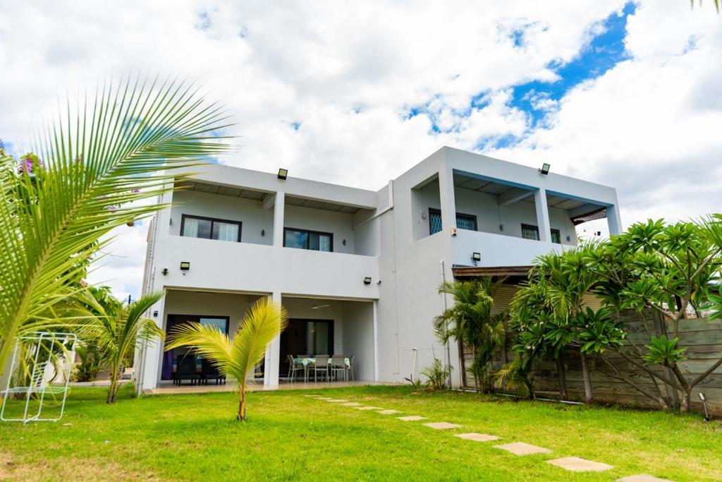 Stella Marris Beachfront Villa Pointe aux Sable Exterior photo